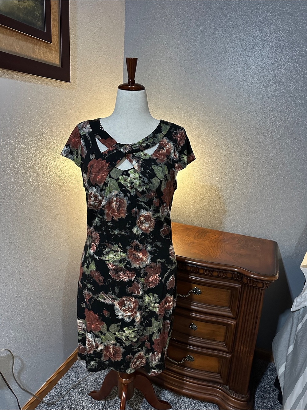 Venus floral print figure fitting style dress! Size XL, NWOT